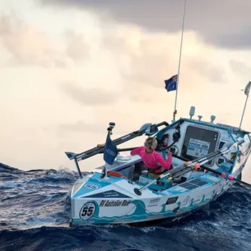 Cinco huracanes y 240 días después: Una australiana recorrió 14.000 km en solitario a remo a través del Pacífico