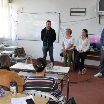 Ralinqueo y Herraiz junto a estudiantes de Lic en Enfermería