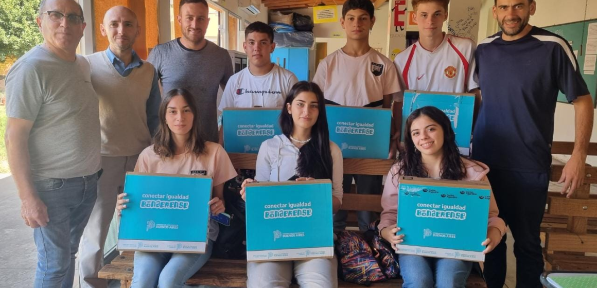 Ralinqueo entregó netbooks a estudiantes del partido de 25 de Mayo