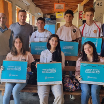 Ralinqueo entregó netbooks a estudiantes del partido de 25 de Mayo