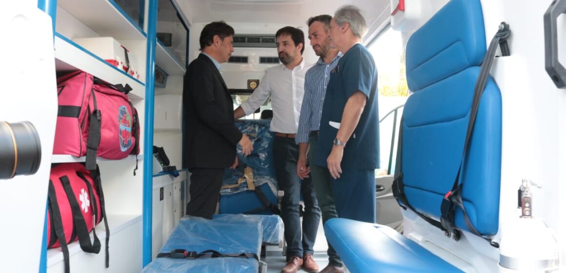 En rauda recorrida por la séptima sección electoral, Kicillof entregó ambulancia junto a Ralinqueo
