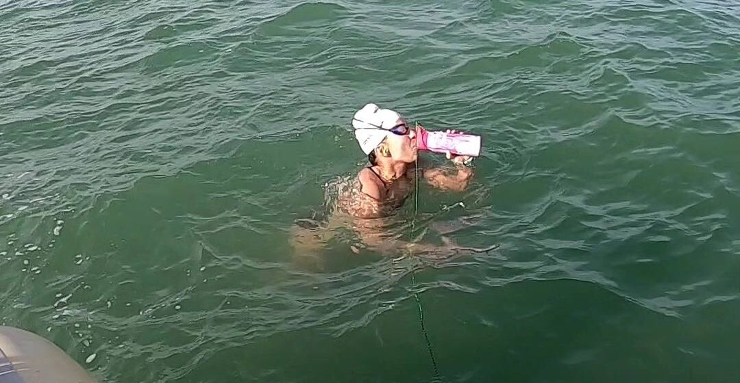 Ailén Lascano Micaz nadó 6 horas en agua por debajo de los 15 °C en Río Negro