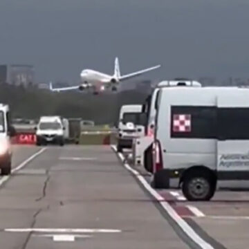 Piloto realiza arriesgada maniobra en Aeroparque