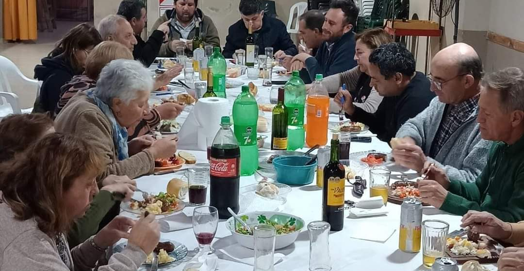 Mesa, comida y, ¿campaña en Riestra?: Ralinqueo cenó en el Centro de Jubilados