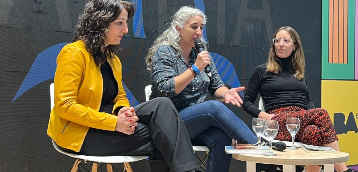 Rocío Lago, novelista veinticinqueña, presentó su obra “Doce calzones” en la Feria del Libro
