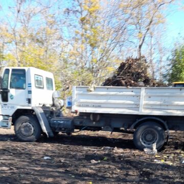 Desde el Municipio recogen residuos en camino que va desde Barrio la Lomita a Ruta 46