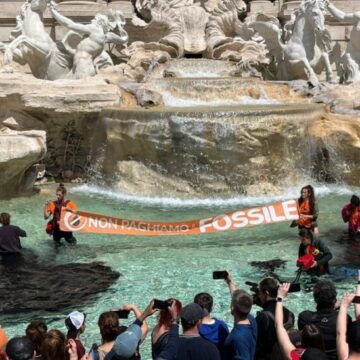 Roma: Tiñen el agua de la Fontana di Trevi como protesta ante el cambio climático