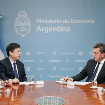 Massa estrena el controvertido avión presidencial en un viaje a China