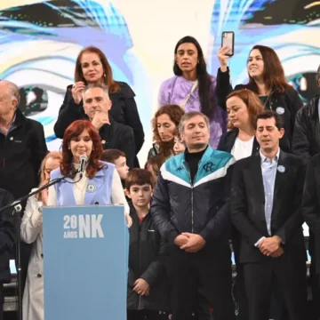 Mientras la militancia le pidió que sea candidata, la vicepresidenta llamó al pacto social y evocó a Néstor Kirchner