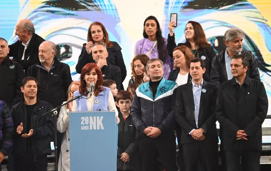 Mientras la militancia le pidió que sea candidata, la vicepresidenta llamó al pacto social y evocó a Néstor Kirchner