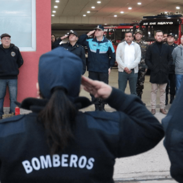 Ralinqueo participó este viernes 2 de junio del izamiento de la bandera por el Día Nacional del Bombero Voluntario.
