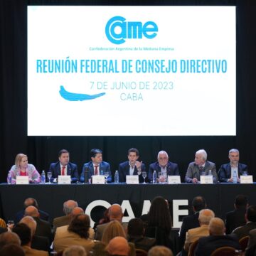 Wado de Pedro instó a los empresarios a pensar un modelo productivo