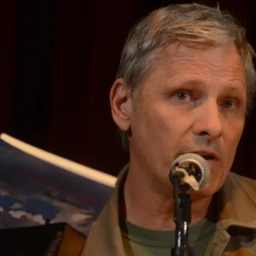 Viggo Mortensen presentó su libro de poemas en Bahía Blanca