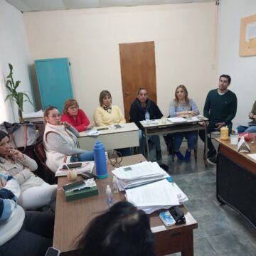 Se reúnen por la construcción de la Escuela Secundaria 5 de Pedernales