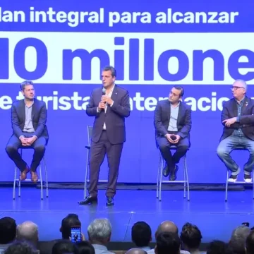 Massa destacó la importancia de la industria turística y defendió el PreViaje