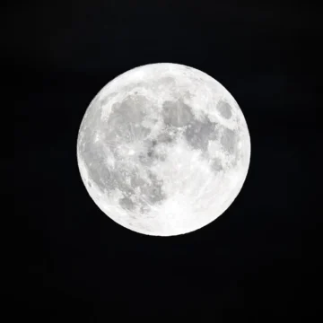 Estudio del CONICET: Demuestran que en las noches antes de luna llena las personas se acuestan más tarde y duermen menos
