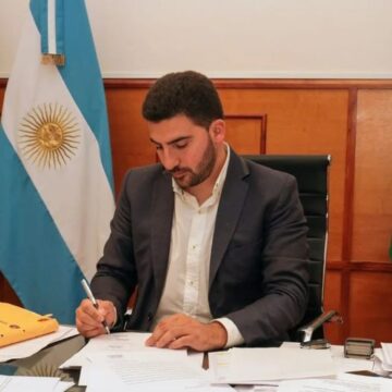 Ramiro Egüen le responde a Ralinqueo y muestra el acta de toma de posesión
