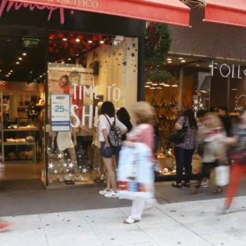 Ventas minoristas retroceden tras una escalada en octubre
