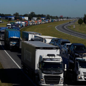 Por la suba del dólar y el gasoil, aumentará un 25 % la tarifa de transporte de granos en provincia de Buenos Aires