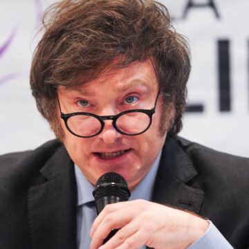 Milei arremetió nuevamente contra los gobernadores y anunció asistencia por cuotas de colegios y vouchers