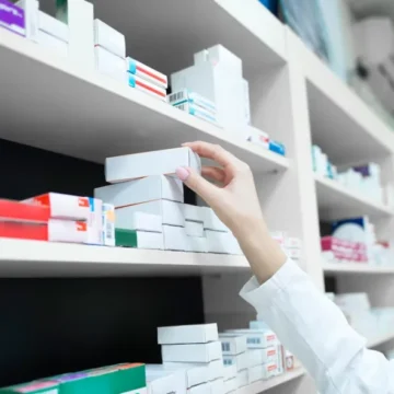 Suba de medicamentos: farmacéuticos hablan de “tratamientos caídos”