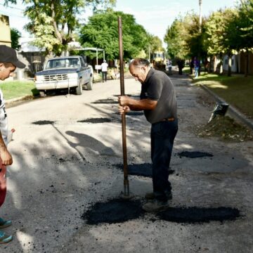 25 de Mayo: Realizan trabajos de bacheo en ciudad cabecera