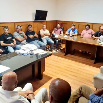 Reunión entre Egüen e integrantes de la LVF por el proyecto “canchas seguras”