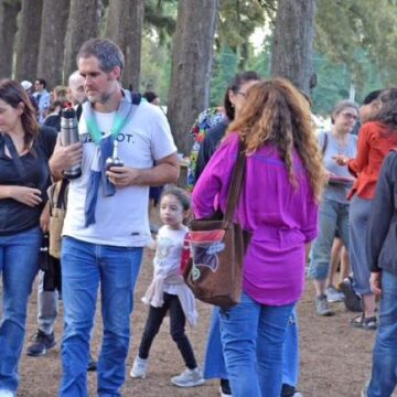 Escapate a Saladillo el fin de semana largo: la Feria Farol ilumina el pueblo del millón de arboles