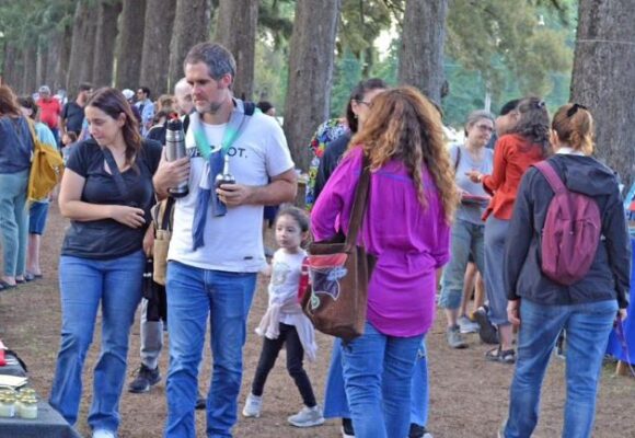 Escapate a Saladillo el fin de semana largo: la Feria Farol ilumina el pueblo del millón de arboles