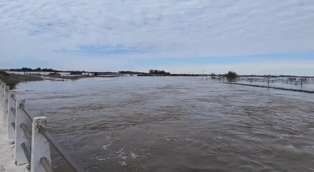 Larrañaga sobre el Río Salado: “hay graves desbordes e inundaciones, con aguas a la altura del puente ferroviario”