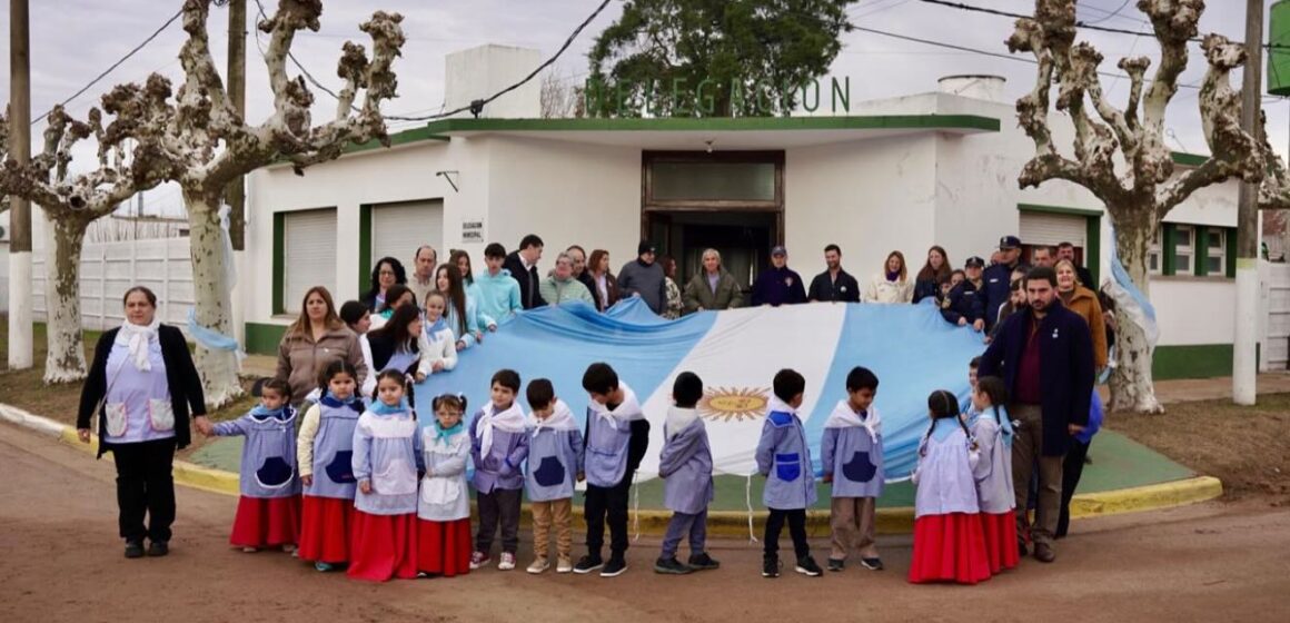 Ramiro Egüen en el Día de la Indpendencia: “para hacer a nuestro país grande, tenemos que seguir aquellos comunes denominadores que nos permitan vivir en igualdad” El intendente de 25 de Mayo, Ramiro Egüen, participó hoy del acto del Día de la Independencia en la localidad de Pedernales. En sus redes sociales publicó una serie de fotos y dejó un mensaje. “Hoy participé del acto protocolar por el Día de la Independencia en la plaza San Martín de la localidad de Pedernales. Me acompañaron la secretaria de Gobierno, Mercedes Squillaci, miembros del gabinete, autoridades, instituciones educativas, culturales y vecinos”, lanzó el alcalde tras el acto. En tanto, envió un mensaje a la comunidad: “para hacer a nuestro país grande, tenemos que seguir aquellos comunes denominadores que nos permitan vivir en igualdad. Honrar la historia es fundamental, y con la libertad no alcanza. Nosotros queremos que 25 de Mayo sea un mejor suelo para todos, y hoy podemos decir con orgullo que el interior del distrito está verdaderamente integrado”, destacó. Por último, Ramiro Egüen, agradeció “todos los que formaron parte de esta jornada tan significativa para nuestra comunidad”.