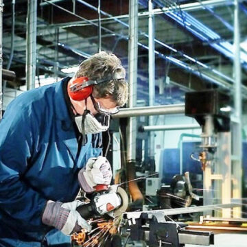 20251024163727_caida-crisis-industrial-fiel-informe recesion industrial