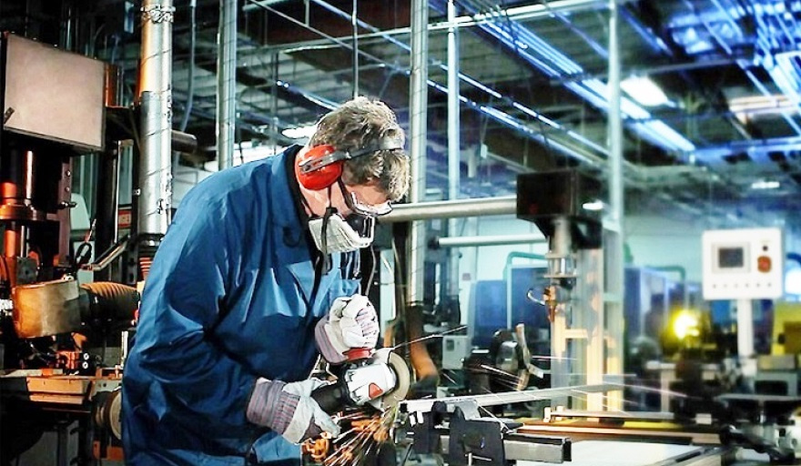 20251024163727_caida-crisis-industrial-fiel-informe recesion industrial