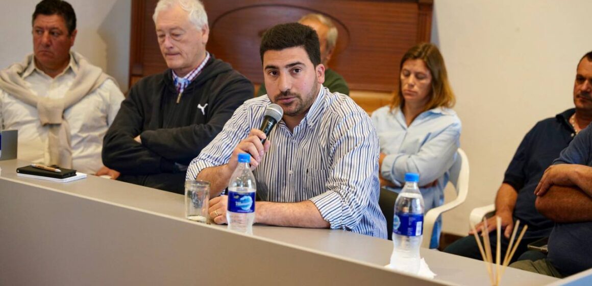 El intendente Ramiro Egüen, acompañado por representantes del sector agropecuario y miembros del Comité de Caminos