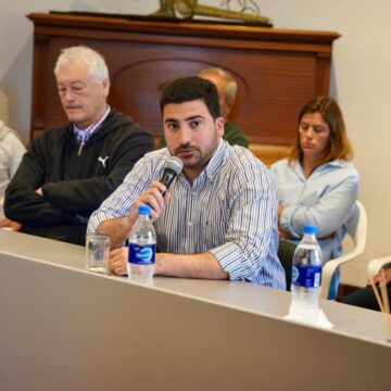 El intendente Ramiro Egüen, acompañado por representantes del sector agropecuario y miembros del Comité de Caminos