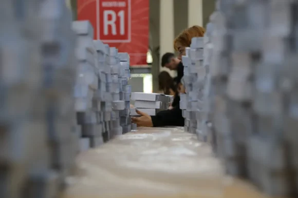 Tensión electoral: la Justicia bonaerense define si se reimprimen las boletas tras la renuncia de Espert