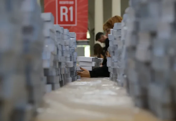 Tensión electoral: la Justicia bonaerense define si se reimprimen las boletas tras la renuncia de Espert