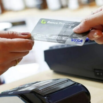 Casi la mitad de los argentinos usa la tarjeta para comprar comida