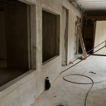 20251201100538_whatsapp-image-2025-12-01-at-9-39-14-am La salud como política: la nueva Guardia del Unzué y el regreso de una idea olvidada Hay obras que no necesitan marketing para demostrar su importancia. La nueva Guardia del Hospital Unzué pertenece a ese reducido grupo de decisiones que definen, con claridad quirúrgica, hacia dónde orienta un gobierno sus prioridades reales. Pocas acciones estatales revelan tanto como intervenir en el corazón del sistema de salud. Porque ahí —en la urgencia, en la noche, en el límite— es donde se miden la eficacia, la sensibilidad y la planificación de cualquier gestión. Ramiro Egüen decidió comenzar por la Guardia. No por casualidad. En salud, lo urgente es también estructural. Lo sabía Ramón Carrillo cuando escribió que “los problemas de la medicina como rama del Estado no pueden resolverse si no se resuelven los problemas sociales”. Hoy la política sanitaria vuelve a citarlo, aunque sea sin nombrarlo: prevención, diagnóstico temprano, infraestructura digna y accesibilidad. El viejo sanitarismo vuelve por sus fueros. La obra se concibe como un módulo autónomo, capaz de funcionar sin interferir con la guardia actual, pero pensado para integrarse plenamente al hospital una vez terminado. Sentido común aplicado al diseño sanitario: construir lo nuevo sin paralizar lo que está en marcha. Y a la vez, planificar para que la puesta en funcionamiento libere espacios internos y permita seguir ampliando o reorganizando otros servicios. La salud como sistema, no como suma de parches. La estructura proyectada expresa esa visión. Tres consultorios —dos generales y uno pediátrico—, triage para ordenar la demanda, un área de admisión que no condene al paciente a deambular, salas de espera organizadas, circulación pública y técnica diferenciadas, cuatro puestos de observación (uno pediátrico), shock room con dos posiciones, office de enfermería, espacios de apoyo, acceso exclusivo para pacientes trasladados, lavado médico, sanitarios, y conexión directa con los servicios internos del hospital. A ello se sumará la reorganización del edificio actual, que concentrará ecografía, mamografía, densitometría, rayos y áreas de espera. Un paso más en la lógica que Carrillo defendía: el diagnóstico temprano como principio rector de la salud pública. Pero hay algo más, menos visible y más decisivo. La transformación del Unzué involucra a todos los actores del sistema sanitario local: los médicos que afrontan la demanda, los enfermeros que sostienen la atención y los obreros que construyen la infraestructura que hará posible todo lo demás. La salud no se produce en un único nivel. Se fabrica en simultáneo: en el consultorio, en la guardia y en la obra. Sin ellos, no hay sistema. Hay azar. El proyecto no se agota en la guardia. Forma parte de una apuesta más amplia: terapia intensiva, sala oncológica, reorganización de áreas diagnósticas. Un giro hacia un modelo sanitario integral que reconoce que la calidad del servicio no es solo un asunto de profesionales, sino del entorno físico donde trabajan. Médicos y enfermeros —siempre en minúscula porque no se trata de títulos sino de vocaciones— necesitan espacio, equipamiento y condiciones laborales dignas. Las obras de salud tienen un rasgo incómodo para la política tradicional: no producen impacto inmediato, no se traducen en un corte de cinta ruidoso ni en una foto luminosa. Su éxito se mide de otro modo: en un diagnóstico precoz, en una crisis evitada, en un traslado que llega a tiempo. Es un tipo de éxito que la política muchas veces no sabe contar, pero la sociedad reconoce sin necesidad de propaganda. Porque, al final, siempre, la salud importa. Importa porque sigue siendo pública, gratuita y de acceso universal. Importa porque es el único terreno donde el Estado revela su verdadera razón de existir: garantizar que la vida no dependa del azar, del bolsillo o de la distancia. La nueva Guardia del Unzué es exactamente eso: una decisión que no busca aplausos rápidos, sino un futuro un poco más ordenado, más seguro y más justo para todos.