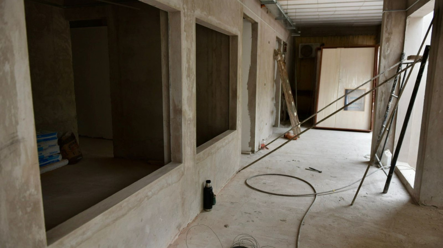 20251201100538_whatsapp-image-2025-12-01-at-9-39-14-am La salud como política: la nueva Guardia del Unzué y el regreso de una idea olvidada Hay obras que no necesitan marketing para demostrar su importancia. La nueva Guardia del Hospital Unzué pertenece a ese reducido grupo de decisiones que definen, con claridad quirúrgica, hacia dónde orienta un gobierno sus prioridades reales. Pocas acciones estatales revelan tanto como intervenir en el corazón del sistema de salud. Porque ahí —en la urgencia, en la noche, en el límite— es donde se miden la eficacia, la sensibilidad y la planificación de cualquier gestión. Ramiro Egüen decidió comenzar por la Guardia. No por casualidad. En salud, lo urgente es también estructural. Lo sabía Ramón Carrillo cuando escribió que “los problemas de la medicina como rama del Estado no pueden resolverse si no se resuelven los problemas sociales”. Hoy la política sanitaria vuelve a citarlo, aunque sea sin nombrarlo: prevención, diagnóstico temprano, infraestructura digna y accesibilidad. El viejo sanitarismo vuelve por sus fueros. La obra se concibe como un módulo autónomo, capaz de funcionar sin interferir con la guardia actual, pero pensado para integrarse plenamente al hospital una vez terminado. Sentido común aplicado al diseño sanitario: construir lo nuevo sin paralizar lo que está en marcha. Y a la vez, planificar para que la puesta en funcionamiento libere espacios internos y permita seguir ampliando o reorganizando otros servicios. La salud como sistema, no como suma de parches. La estructura proyectada expresa esa visión. Tres consultorios —dos generales y uno pediátrico—, triage para ordenar la demanda, un área de admisión que no condene al paciente a deambular, salas de espera organizadas, circulación pública y técnica diferenciadas, cuatro puestos de observación (uno pediátrico), shock room con dos posiciones, office de enfermería, espacios de apoyo, acceso exclusivo para pacientes trasladados, lavado médico, sanitarios, y conexión directa con los servicios internos del hospital. A ello se sumará la reorganización del edificio actual, que concentrará ecografía, mamografía, densitometría, rayos y áreas de espera. Un paso más en la lógica que Carrillo defendía: el diagnóstico temprano como principio rector de la salud pública. Pero hay algo más, menos visible y más decisivo. La transformación del Unzué involucra a todos los actores del sistema sanitario local: los médicos que afrontan la demanda, los enfermeros que sostienen la atención y los obreros que construyen la infraestructura que hará posible todo lo demás. La salud no se produce en un único nivel. Se fabrica en simultáneo: en el consultorio, en la guardia y en la obra. Sin ellos, no hay sistema. Hay azar. El proyecto no se agota en la guardia. Forma parte de una apuesta más amplia: terapia intensiva, sala oncológica, reorganización de áreas diagnósticas. Un giro hacia un modelo sanitario integral que reconoce que la calidad del servicio no es solo un asunto de profesionales, sino del entorno físico donde trabajan. Médicos y enfermeros —siempre en minúscula porque no se trata de títulos sino de vocaciones— necesitan espacio, equipamiento y condiciones laborales dignas. Las obras de salud tienen un rasgo incómodo para la política tradicional: no producen impacto inmediato, no se traducen en un corte de cinta ruidoso ni en una foto luminosa. Su éxito se mide de otro modo: en un diagnóstico precoz, en una crisis evitada, en un traslado que llega a tiempo. Es un tipo de éxito que la política muchas veces no sabe contar, pero la sociedad reconoce sin necesidad de propaganda. Porque, al final, siempre, la salud importa. Importa porque sigue siendo pública, gratuita y de acceso universal. Importa porque es el único terreno donde el Estado revela su verdadera razón de existir: garantizar que la vida no dependa del azar, del bolsillo o de la distancia. La nueva Guardia del Unzué es exactamente eso: una decisión que no busca aplausos rápidos, sino un futuro un poco más ordenado, más seguro y más justo para todos.