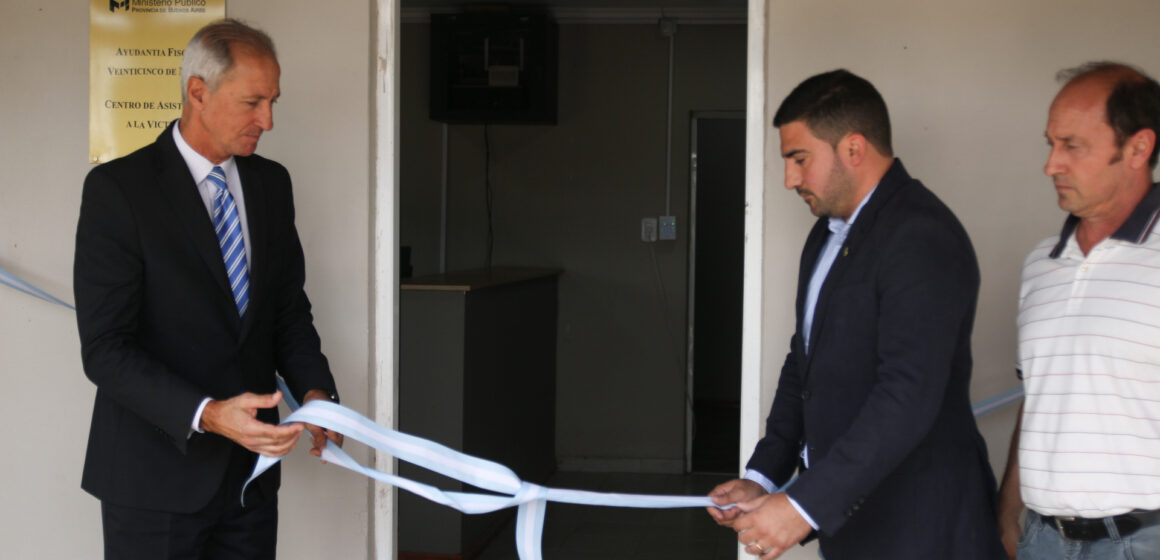 EGÜEN INAUGURÓ LA NUEVA AYUDANTÍA FISCAL: UN AVANCE HISTÓRICO PARA LA JUSTICIA EN 25 DE MAYO El intendente de 25 de Mayo, Ramiro Egüen, inauguró oficialmente la nueva Ayudantía Fiscal, ubicada en la intersección de calles 32 y 103, acompañado por el Fiscal General del Departamento Judicial de Mercedes, Dr. Pablo Merola, autoridades policiales, funcionarios y vecinos. La apertura de este edificio marca un hito en el fortalecimiento de la justicia y la seguridad local, acercando los servicios a los ciudadanos y consolidando la presencia del Estado en el distrito. Con 477 metros cuadrados de superficie, el inmueble funcionará de manera conjunta como Ayudantía Fiscal y Subdelegación Departamental de Investigaciones (SubDDI), garantizando independencia operativa para ambas dependencias. Esta obra forma parte de la política activa del Municipio para fortalecer las instituciones encargadas de prevenir e investigar el delito, reafirmando el compromiso con la seguridad y el acceso a la justicia para todos los vecinos. Durante la inauguración, Egüen destacó el esfuerzo municipal y la importancia del nuevo espacio: "Gracias al trabajo de nuestros equipos, en tiempo récord logramos poner en valor este edificio que ahora alberga la Ayudantía Fiscal, el Centro de Atención a la Víctima y la SubDDI. Este es un paso fundamental para garantizar un acceso cercano y eficiente a la justicia para todos los vecinos." El intendente recordó además los orígenes de la Ayudantía en 25 de Mayo y la relevancia de contar con un espacio propio: "Desde 2013, cuando funcionaba en el hogar de niños, trabajamos para superar las dificultades edilicias y ofrecer un espacio definitivo. Hoy la justicia está más cerca de los vecinos, especialmente de quienes no pueden trasladarse hasta Mercedes." En su discurso, Egüen subrayó la coordinación entre distintos actores del Estado y la mirada integral sobre seguridad y justicia: "Este edificio refleja nuestro compromiso con la seguridad y la justicia. Coordinamos acciones con la policía y la justicia, respetando sus funciones, pero siempre con el foco en el bienestar de nuestros vecinos." El jefe comunal adelantó además proyectos futuros para ampliar el acceso a la justicia en el distrito: "Estamos trabajando junto al procurador general, Dr. Conte-Grand, para la instalación de una Casa de Justicia en 25 de Mayo. Queremos que los vecinos tengan todas las herramientas necesarias cerca de sus hogares, desde la Ayudantía Fiscal hasta la defensoría y juzgados especializados." Por su parte, el Dr. Merola resaltó la importancia del nuevo edificio: "Es una política de Estado que acerca la justicia a los vecinos y garantiza la continuidad de este servicio. Agradezco al intendente y a todos los que hicieron posible este logro." El predio donde se erige la nueva Ayudantía forma parte de un desarrollo urbanístico con más de 100 nuevas parcelas, consolidando la presencia del Estado en seguridad y justicia. Con instalaciones modernas y accesibles, la sede facilita la atención a todos los ciudadanos y refuerza la descentralización de los servicios judiciales. Con esta inauguración, 25 de Mayo da un paso histórico hacia una justicia más cercana, moderna y eficiente, reafirmando el compromiso del intendente Ramiro Egüen y su equipo con la seguridad, la transparencia y los derechos de todos los vecinos.