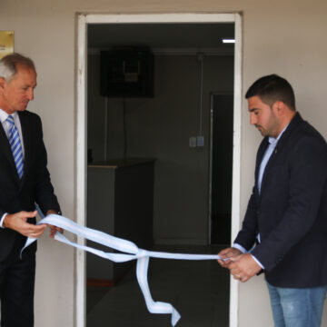 IMG_3577 EGÜEN INAUGURÓ LA NUEVA AYUDANTÍA FISCAL: UN AVANCE HISTÓRICO PARA LA JUSTICIA EN 25 DE MAYO El intendente de 25 de Mayo, Ramiro Egüen, inauguró oficialmente la nueva Ayudantía Fiscal, ubicada en la intersección de calles 32 y 103, acompañado por el Fiscal General del Departamento Judicial de Mercedes, Dr. Pablo Merola, autoridades policiales, funcionarios y vecinos. La apertura de este edificio marca un hito en el fortalecimiento de la justicia y la seguridad local, acercando los servicios a los ciudadanos y consolidando la presencia del Estado en el distrito. Con 477 metros cuadrados de superficie, el inmueble funcionará de manera conjunta como Ayudantía Fiscal y Subdelegación Departamental de Investigaciones (SubDDI), garantizando independencia operativa para ambas dependencias. Esta obra forma parte de la política activa del Municipio para fortalecer las instituciones encargadas de prevenir e investigar el delito, reafirmando el compromiso con la seguridad y el acceso a la justicia para todos los vecinos. Durante la inauguración, Egüen destacó el esfuerzo municipal y la importancia del nuevo espacio: "Gracias al trabajo de nuestros equipos, en tiempo récord logramos poner en valor este edificio que ahora alberga la Ayudantía Fiscal, el Centro de Atención a la Víctima y la SubDDI. Este es un paso fundamental para garantizar un acceso cercano y eficiente a la justicia para todos los vecinos." El intendente recordó además los orígenes de la Ayudantía en 25 de Mayo y la relevancia de contar con un espacio propio: "Desde 2013, cuando funcionaba en el hogar de niños, trabajamos para superar las dificultades edilicias y ofrecer un espacio definitivo. Hoy la justicia está más cerca de los vecinos, especialmente de quienes no pueden trasladarse hasta Mercedes." En su discurso, Egüen subrayó la coordinación entre distintos actores del Estado y la mirada integral sobre seguridad y justicia: "Este edificio refleja nuestro compromiso con la seguridad y la justicia. Coordinamos acciones con la policía y la justicia, respetando sus funciones, pero siempre con el foco en el bienestar de nuestros vecinos." El jefe comunal adelantó además proyectos futuros para ampliar el acceso a la justicia en el distrito: "Estamos trabajando junto al procurador general, Dr. Conte-Grand, para la instalación de una Casa de Justicia en 25 de Mayo. Queremos que los vecinos tengan todas las herramientas necesarias cerca de sus hogares, desde la Ayudantía Fiscal hasta la defensoría y juzgados especializados." Por su parte, el Dr. Merola resaltó la importancia del nuevo edificio: "Es una política de Estado que acerca la justicia a los vecinos y garantiza la continuidad de este servicio. Agradezco al intendente y a todos los que hicieron posible este logro." El predio donde se erige la nueva Ayudantía forma parte de un desarrollo urbanístico con más de 100 nuevas parcelas, consolidando la presencia del Estado en seguridad y justicia. Con instalaciones modernas y accesibles, la sede facilita la atención a todos los ciudadanos y refuerza la descentralización de los servicios judiciales. Con esta inauguración, 25 de Mayo da un paso histórico hacia una justicia más cercana, moderna y eficiente, reafirmando el compromiso del intendente Ramiro Egüen y su equipo con la seguridad, la transparencia y los derechos de todos los vecinos.