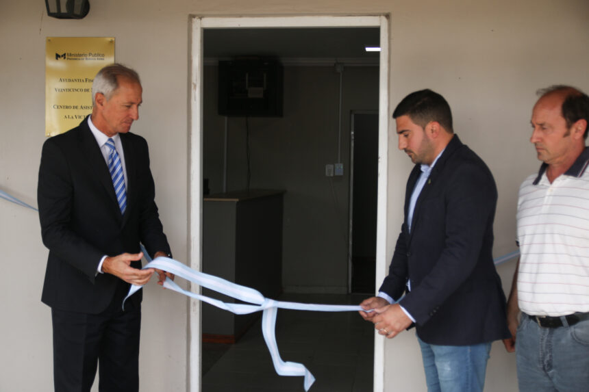 IMG_3577 EGÜEN INAUGURÓ LA NUEVA AYUDANTÍA FISCAL: UN AVANCE HISTÓRICO PARA LA JUSTICIA EN 25 DE MAYO El intendente de 25 de Mayo, Ramiro Egüen, inauguró oficialmente la nueva Ayudantía Fiscal, ubicada en la intersección de calles 32 y 103, acompañado por el Fiscal General del Departamento Judicial de Mercedes, Dr. Pablo Merola, autoridades policiales, funcionarios y vecinos. La apertura de este edificio marca un hito en el fortalecimiento de la justicia y la seguridad local, acercando los servicios a los ciudadanos y consolidando la presencia del Estado en el distrito. Con 477 metros cuadrados de superficie, el inmueble funcionará de manera conjunta como Ayudantía Fiscal y Subdelegación Departamental de Investigaciones (SubDDI), garantizando independencia operativa para ambas dependencias. Esta obra forma parte de la política activa del Municipio para fortalecer las instituciones encargadas de prevenir e investigar el delito, reafirmando el compromiso con la seguridad y el acceso a la justicia para todos los vecinos. Durante la inauguración, Egüen destacó el esfuerzo municipal y la importancia del nuevo espacio: "Gracias al trabajo de nuestros equipos, en tiempo récord logramos poner en valor este edificio que ahora alberga la Ayudantía Fiscal, el Centro de Atención a la Víctima y la SubDDI. Este es un paso fundamental para garantizar un acceso cercano y eficiente a la justicia para todos los vecinos." El intendente recordó además los orígenes de la Ayudantía en 25 de Mayo y la relevancia de contar con un espacio propio: "Desde 2013, cuando funcionaba en el hogar de niños, trabajamos para superar las dificultades edilicias y ofrecer un espacio definitivo. Hoy la justicia está más cerca de los vecinos, especialmente de quienes no pueden trasladarse hasta Mercedes." En su discurso, Egüen subrayó la coordinación entre distintos actores del Estado y la mirada integral sobre seguridad y justicia: "Este edificio refleja nuestro compromiso con la seguridad y la justicia. Coordinamos acciones con la policía y la justicia, respetando sus funciones, pero siempre con el foco en el bienestar de nuestros vecinos." El jefe comunal adelantó además proyectos futuros para ampliar el acceso a la justicia en el distrito: "Estamos trabajando junto al procurador general, Dr. Conte-Grand, para la instalación de una Casa de Justicia en 25 de Mayo. Queremos que los vecinos tengan todas las herramientas necesarias cerca de sus hogares, desde la Ayudantía Fiscal hasta la defensoría y juzgados especializados." Por su parte, el Dr. Merola resaltó la importancia del nuevo edificio: "Es una política de Estado que acerca la justicia a los vecinos y garantiza la continuidad de este servicio. Agradezco al intendente y a todos los que hicieron posible este logro." El predio donde se erige la nueva Ayudantía forma parte de un desarrollo urbanístico con más de 100 nuevas parcelas, consolidando la presencia del Estado en seguridad y justicia. Con instalaciones modernas y accesibles, la sede facilita la atención a todos los ciudadanos y refuerza la descentralización de los servicios judiciales. Con esta inauguración, 25 de Mayo da un paso histórico hacia una justicia más cercana, moderna y eficiente, reafirmando el compromiso del intendente Ramiro Egüen y su equipo con la seguridad, la transparencia y los derechos de todos los vecinos.