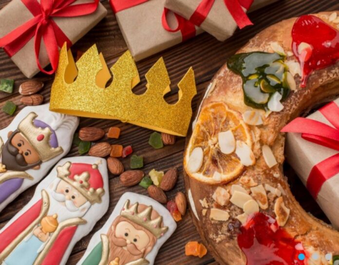 Ventas-por-Reyes-Magos-CAME-696x544 Reyes Magos 2026: según CAME, las ventas pymes crecieron 0,5%, pero con consumo débil y tickets más bajos Las ventas de los comercios minoristas pymes por la celebración de los Reyes Magos 2026 registraron un crecimiento interanual del 0,5% a precios constantes, de acuerdo al relevamiento difundido por la Confederación Argentina de la Mediana Empresa (CAME). Pese a la leve suba, el informe refleja un consumo débil y fragmentado, con un movimiento generalizado inferior al observado durante la Navidad. En la mayoría de los rubros, las ventas se ubicaron entre moderadas y mínimas, incluso con la aplicación de promociones agresivas como descuentos del 20% al 40%, ofertas 2x1 y financiamiento en cuotas. Según CAME, el ticket promedio se ubicó en $36.656, frente a los $48.081 registrados en 2025. Ajustado por inflación, esto implica una caída real del 41,9%, lo que evidencia un cambio en el comportamiento de los consumidores: se vendieron más unidades, pero con un menor gasto por compra y una clara preferencia por regalos de menor valor. En relación con las expectativas comerciales, el 82,2% de los comercios indicó que los resultados fueron iguales o peores a lo esperado, mientras que un 17,8% afirmó haber vendido menos de lo previsto. En varios rubros, la celebración de Reyes tuvo un impacto comercial reducido o prácticamente inexistente. El relevamiento también mostró un predominio del uso de tarjetas de crédito, con una fuerte caída del efectivo y del débito. Para CAME, este comportamiento refleja un consumo condicionado por la falta de liquidez, aun en un contexto de amplia disponibilidad de promociones bancarias y planes de hasta 6 y 12 cuotas sin interés. El informe concluye que el consumo durante Reyes Magos 2026 fue más cauteloso que en la Navidad, afectado por ingresos ajustados, gastos acumulados por las fiestas y la creciente competencia del canal online, factores que limitaron el impacto de las promociones.