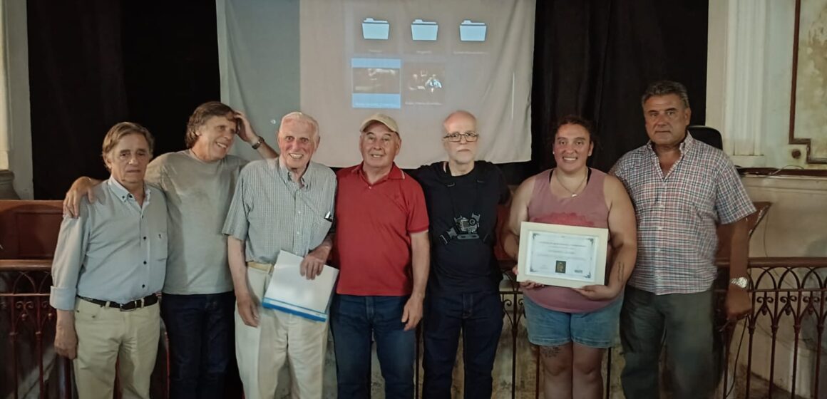 Burgos estuvo en Ernestina y presenció el film “Radio Oriente”