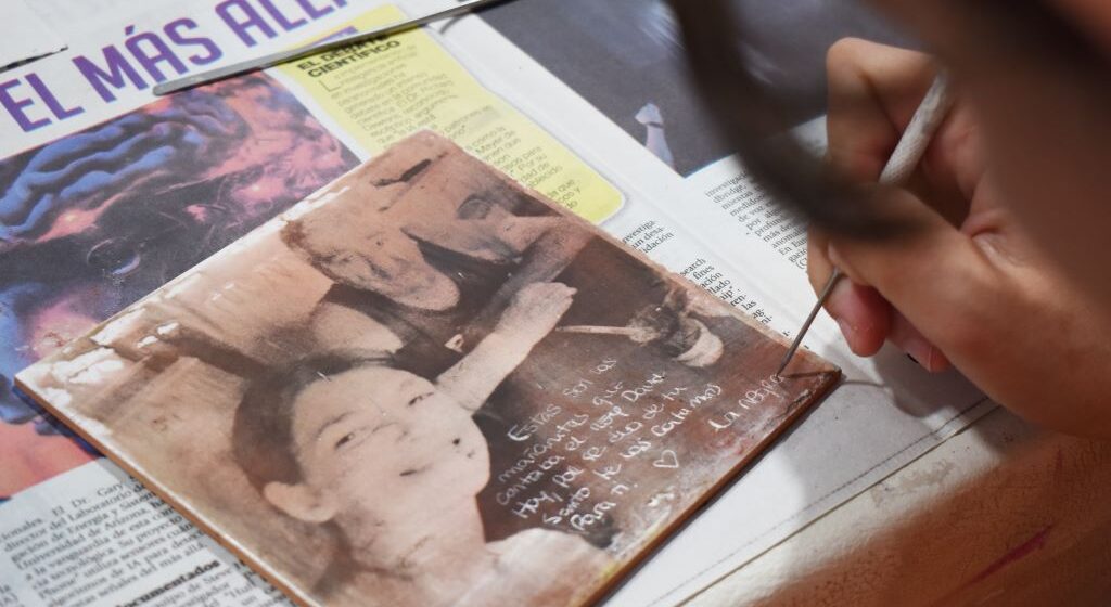Una técnica ancestral vuelve a cobrar sentido en el presente a través de la mirada de Laura Ganado. La fotocerámica aparece como un modo de fijar la memoria en la materia, de darle cuerpo al recuerdo y de pensar la imagen desde el tiempo, el afecto y la permanencia.