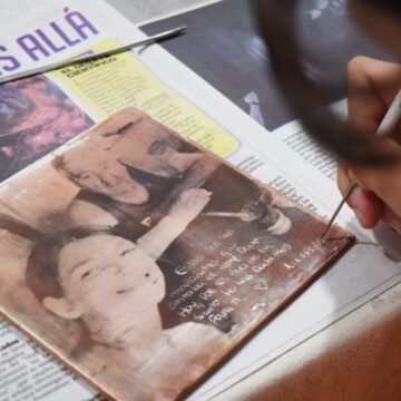 Una técnica ancestral vuelve a cobrar sentido en el presente a través de la mirada de Laura Ganado. La fotocerámica aparece como un modo de fijar la memoria en la materia, de darle cuerpo al recuerdo y de pensar la imagen desde el tiempo, el afecto y la permanencia.