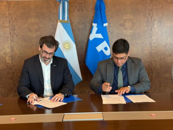 ACUERDO_ABANDONO_DE_POZOS_YPF_2-1024x768 YPF financiará el cierre de pozos inactivos en Santa Cruz