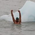 Nicolás, nadador de aguas gélidas, frente al Glaciar Perito Moreno