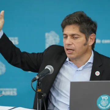 kicillof-gesto 25 se informa Kicillof advirtió que "privatizar para obtener dólares conduce a resultados trágicos"